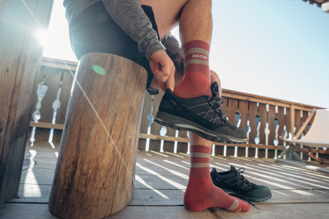 cep teaser hiking 80s mid cut socks640x427px